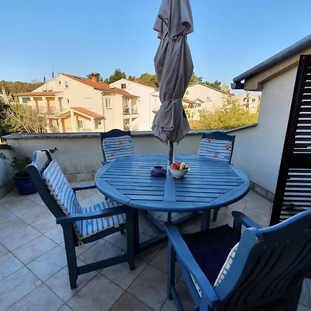 Relax For Max 5 Persons Close To The Apartment