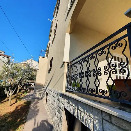Relax For Max 5 Persons Close To The Apartment *